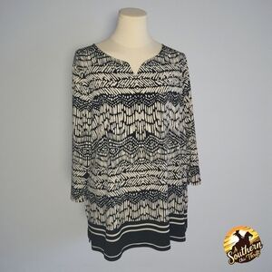 CHICO'S - Large Black and White Patterned Top
